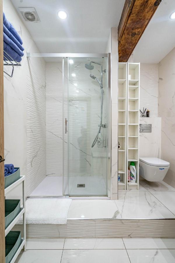 Appartamento Central Luxury Flat With Free Parking Valenza Esterno foto