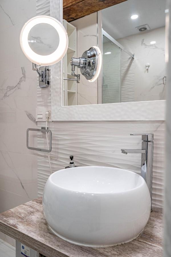 Appartamento Central Luxury Flat With Free Parking Valenza Esterno foto
